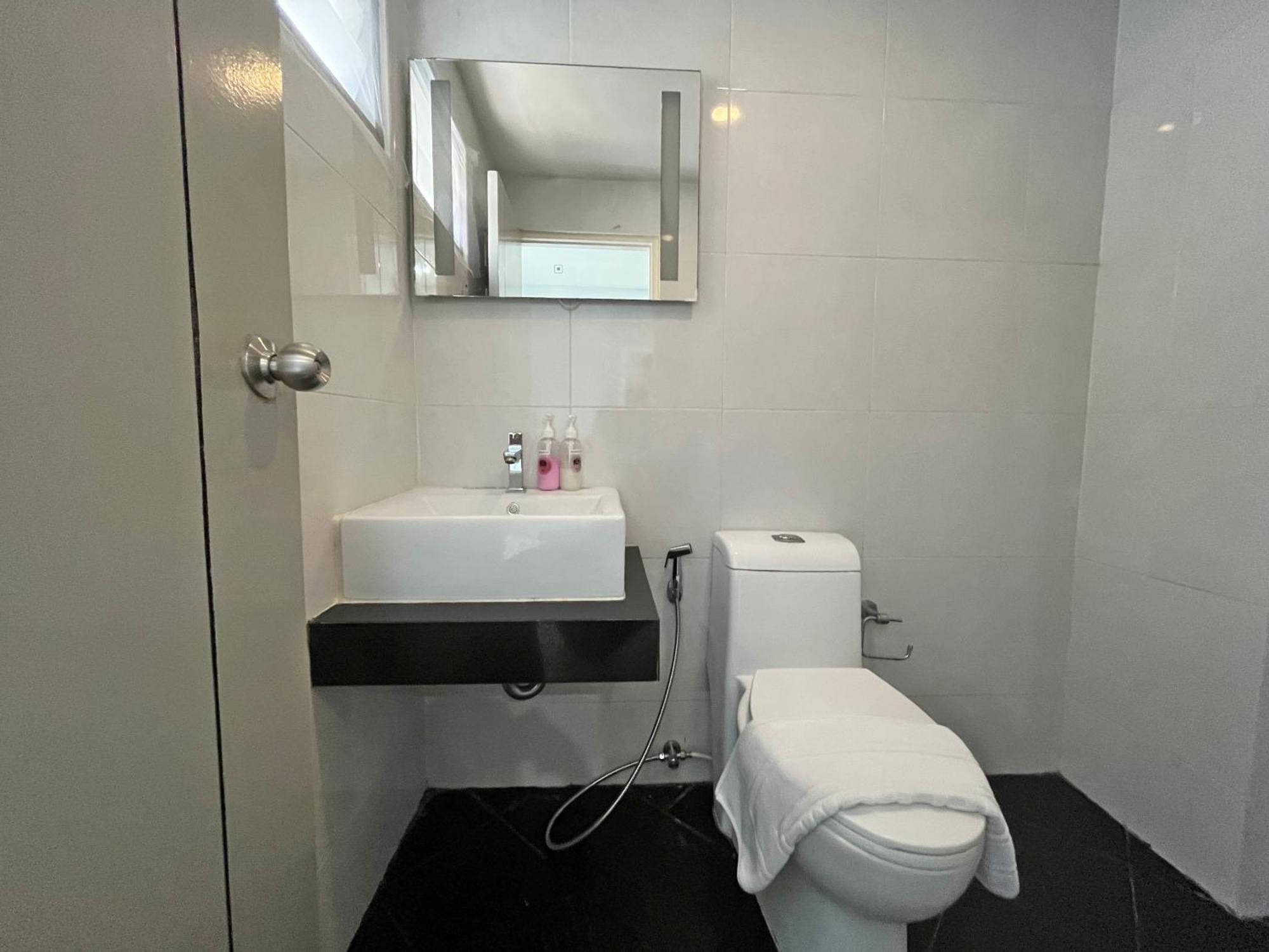 Roomquest Bangkok Don Mueang Airport Phòng bức ảnh